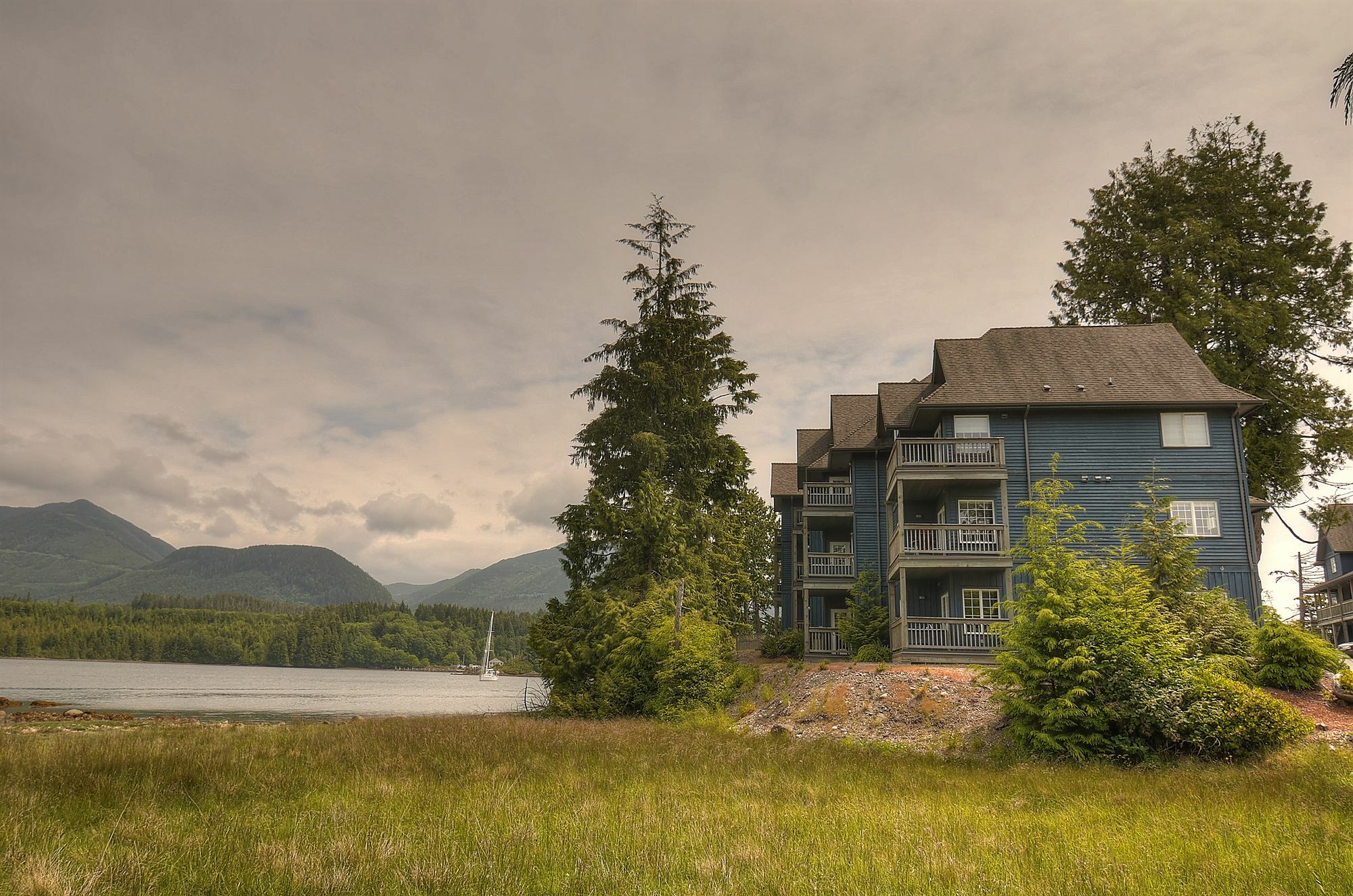 Waters Edge Shoreside Suites Ucluelet Exterior photo