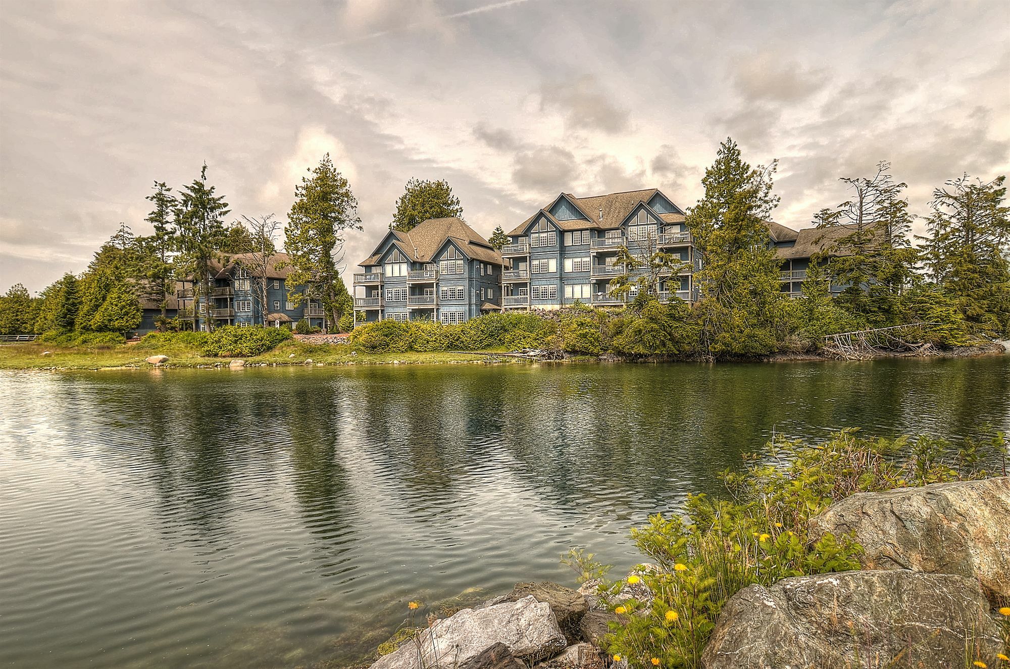 Waters Edge Shoreside Suites Ucluelet Exterior photo