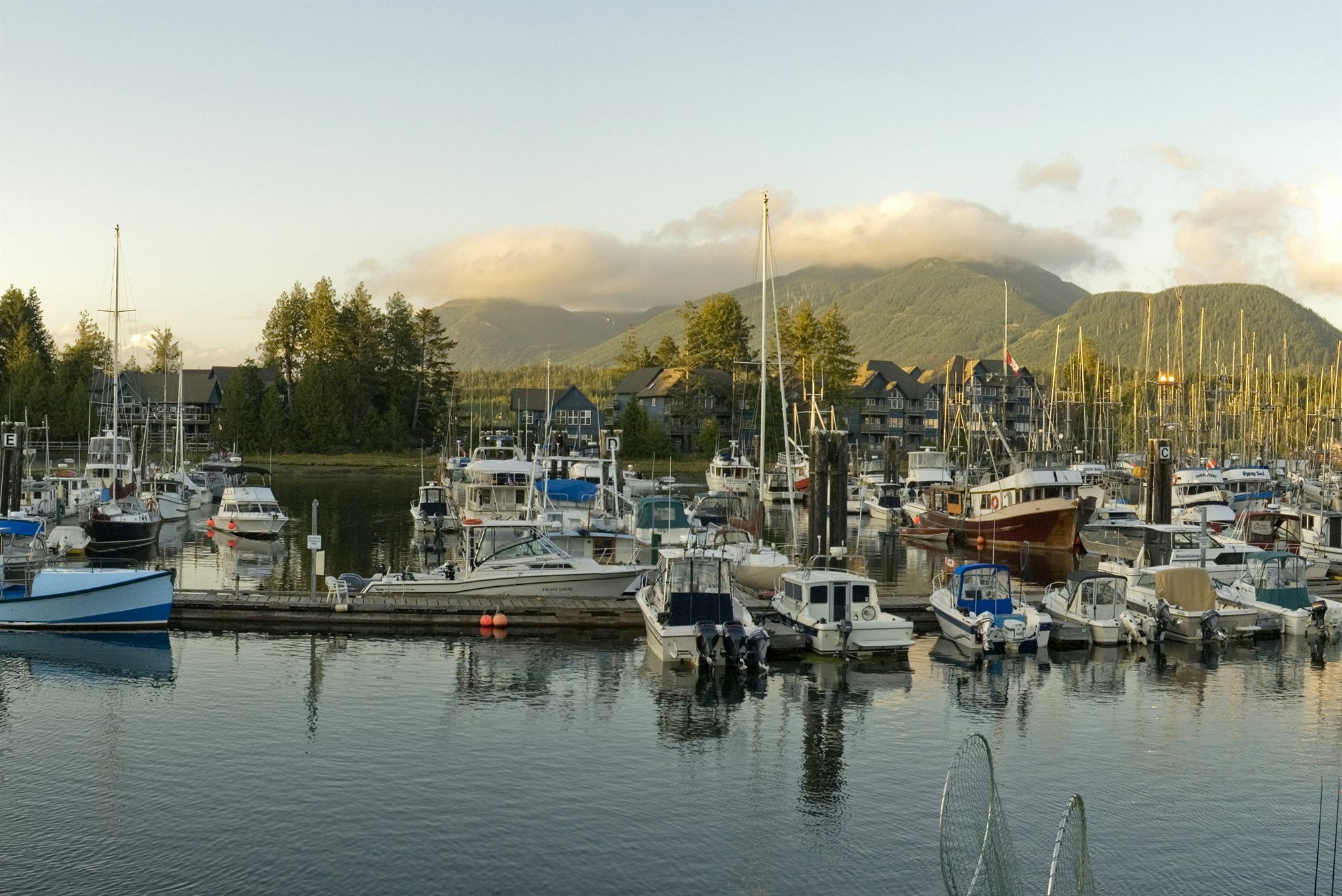 Waters Edge Shoreside Suites Ucluelet Exterior photo